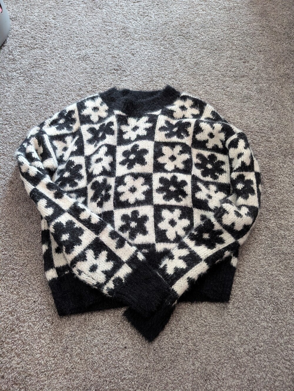 SO NWT Fuzzy Cropped Sweater